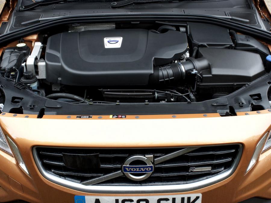  Volvo S60 R-Design 2010 года  (UK) (фото 6 из 12)